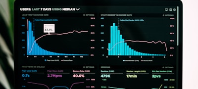 足球比赛实时数据面板展示控球率射门等指标